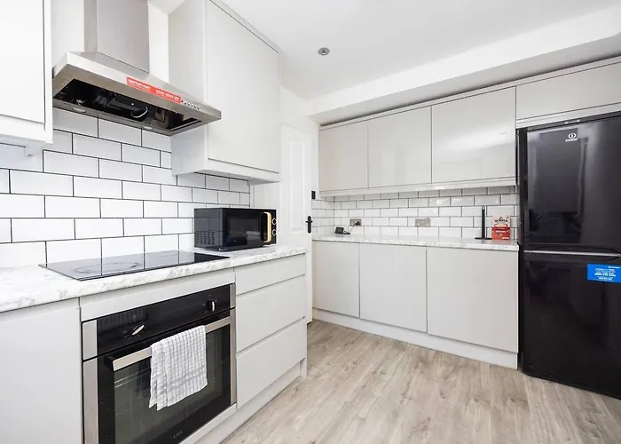Chic Urban Apartment Perfect For Groups Of Six!
