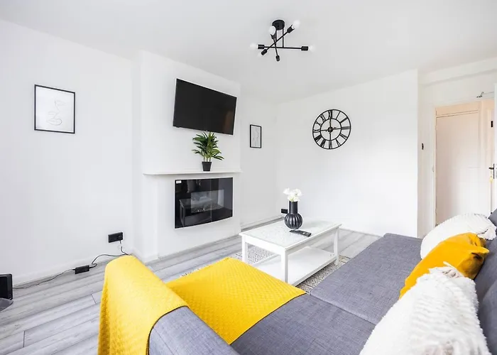Chic Urban Apartment Perfect For Groups Of Six!