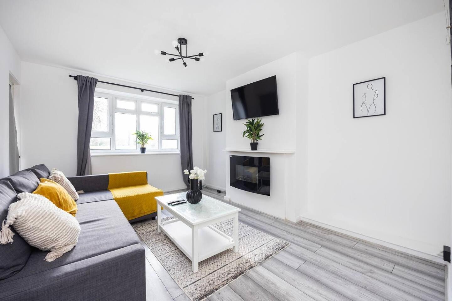 Chic Urban Perfect For Groups Of Six!